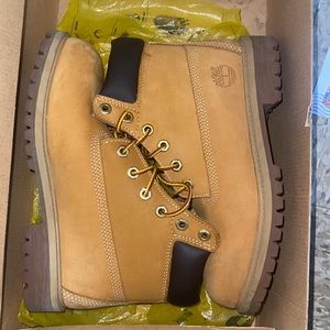 Gently used timberland boots men’s size 4 fits women 6